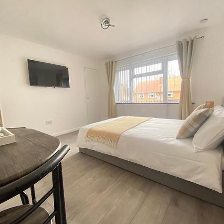 Gatwick Deluxe En-Suite Rooms Horley Exteriér fotografie
