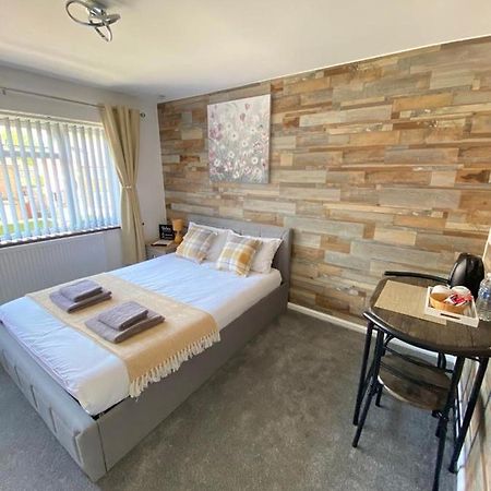 Gatwick Deluxe En-Suite Rooms Horley Exteriér fotografie