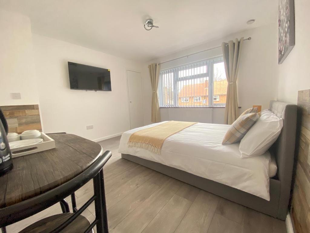 Gatwick Deluxe En-Suite Rooms Horley Exteriér fotografie