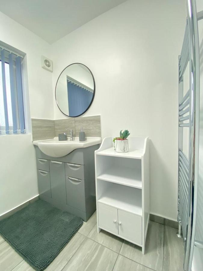Gatwick Deluxe En-Suite Rooms Horley Exteriér fotografie