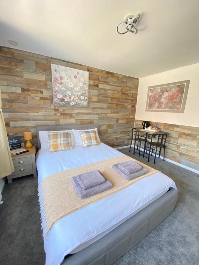 Gatwick Deluxe En-Suite Rooms Horley Exteriér fotografie