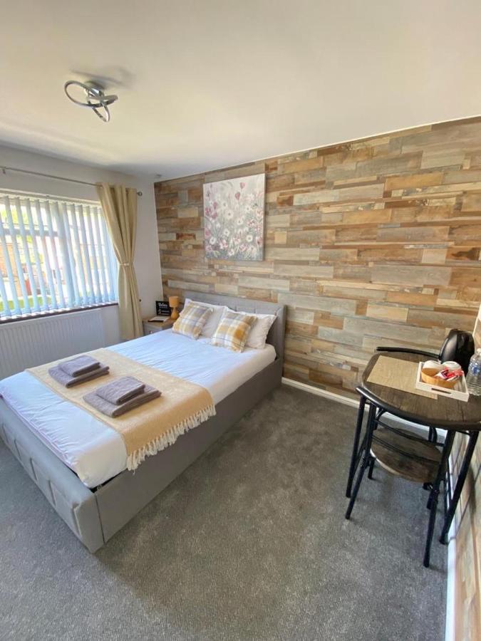 Gatwick Deluxe En-Suite Rooms Horley Exteriér fotografie